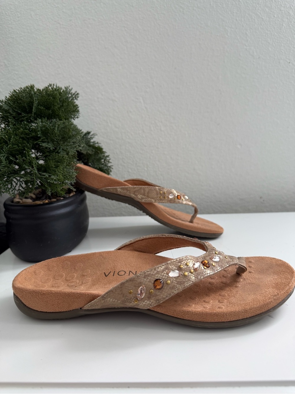 Vionic sandals Women size 9 Taupe Jeweled Thong Sandals with Amber Accents - Picture 2 of 7